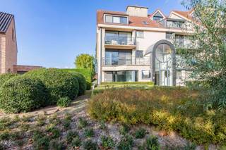 Dit<strong> gelijkvloers appartement</strong>, gelegen in een rustige woonwijk, biedt de perfecte combinatie van ruimte, licht en comfort.<br /><br />U komt binnen via de inkomhal met gastentoilet en betreedt daarna de <strong>ruime leefruimte met open keuken.</strong> Dankzij de grote raampartijen geniet u hier de hele dag van natuurlijk licht. Via de keuken bereikt u een <strong>zuidwestgericht terras </strong>via een<strong> </strong>schuifraam, ideaal om te genieten van de zon.<br /><br />Verder beschikt het appartement over<strong> drie slaapkamers</strong> en een badkamer uitgerust met zowel bad als douche. Aan de achterzijde leidt de derde slaapkamer naar een <strong>tweede terras</strong>, dat rechtstreeks aansluit op de<strong> privétuin</strong>.<br /><br />Dubbele garage mee aan te kopen voor <strong>€ 35.000</strong>.<br /><br />Ontdek zelf de troeven van dit appartement en neem vandaag nog contact met ons op voor een bezoek: 03 502 98 74 of emily@claves.be. <br />