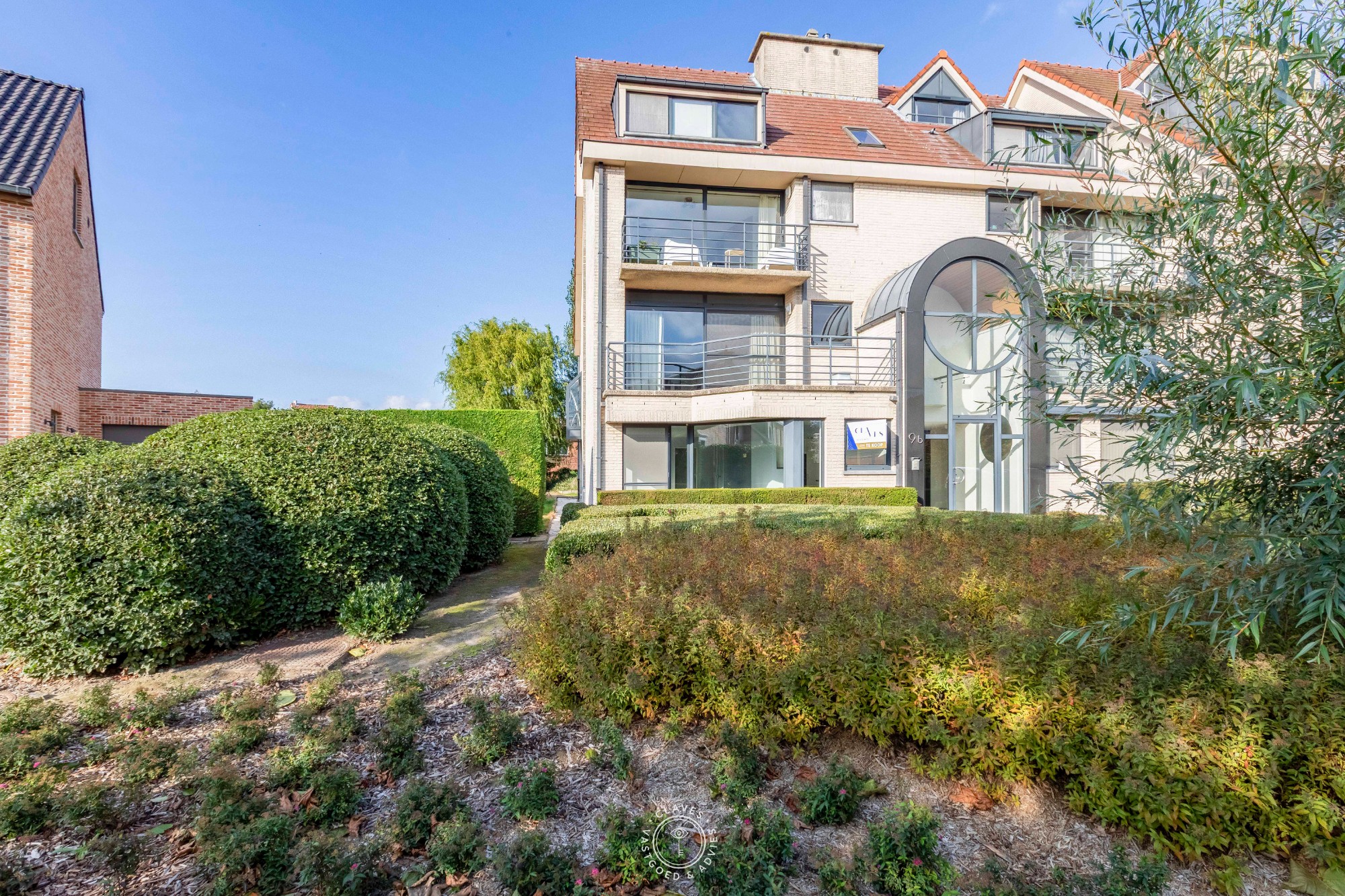 Ruim gelijkvloers appartement met drie slaapkamers - foto 2