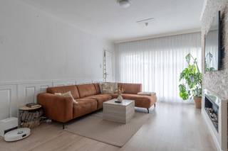 <strong>Zeer gunstig gelegen woning met 3 ruime slaapkamers op 640 m²<br /></strong><br /><strong>Zeer gunstig gelegen</strong> in een rustige en kindvriendelijke omgeving doch in de nabijheid van winkels, openbaar vervoer, scholen enz. Met een vlotte bereikbaarheid naar de autosnelweg <strong>E34 Antwerpen-Eindhoven.<br /><br /></strong>Deze <strong>charmante woning</strong> bestaat uit een inkomhal, een aangename en lichte leefruimte met mooie schouwmantel en haard, een aparte keuken met gasvuur, koelkast, oven en vaatwasser. De badkamer is compact en werd ingericht met een douche, dubbele wastafel en toilet.<br /><br />Achteraan een overdekt terras met zicht op de tuin.<br /><br />Op de eerste verdieping treffen we <strong>3 ruime slaapkamers</strong> waarvan 1 met dressing en een kleinere slaapkamer/bureau of bergruimte.<br /><br />Vanuit de nachthal is ook de zolder te bereiken.<br /><br />Buiten een verrassend grote tuin met privacy, aparte garage van +/- 25 m² en tuinberging. Ook een oprit voor meerdere wagens.<br /><br />De woning valt onder de renovatieplicht en is te vernieuwen naar de huidige normen.<br /><br />Hier is zeker een pareltje van te maken!