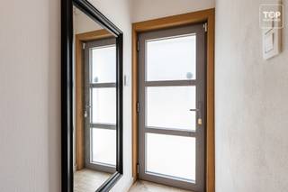 <p>Deze instapklare, moderne en energiezuinige woning (EPC-label B) is gelegen in het hart van Ledeberg, op korte afstand van het centrum van Gent. De woning bevindt zich in een rustige doodlopende straat, waardoor u geniet van een aangename en verkeersarme woonomgeving, terwijl alle voorzieningen binnen handbereik liggen. Dankzij de nabijheid van de R4, E17 en E40 is de bereikbaarheid uitstekend. Daarnaast bevinden zich diverse groen- en recreatievoorzieningen op wandelafstand, waaronder Park De Vijvers.</p>
<p>De indeling is als volgt:</p>
<p>Bij binnenkomst van de woning valt meteen de gezellige en ruime living op. Aansluitend op de living bevindt zich de moderne keuken. Vanuit de keuken is er toegang tot de eerste badkamer, die voorzien is van een wastafel en een douche. Verder bevindt zich op het gelijkvloers ook een ruime garage, die momenteel gebruikt wordt als berging.</p>
<p>Op de eerste verdieping bevinden zich drie ruime slaapkamers en de tweede badkamer, die voorzien is van alle hedendaagse comfort.</p>
<p>Daarnaast beschikt de woning over een ingerichte zolderverdieping. Deze ruimte is ideaal om in te richten als vierde slaapkamer, bureau of hobbyruimte.</p>
<p>Tot slot geniet de woning van een gezellig tuintje/terras.</p>
<p>Kortom, deze woning is ideaal voor wie modern wilt wonen in het hartje van Ledeberg met alle dagelijkse voorzieningen vlakbij.</p>
<p>Beschikbaar bij akte!<br /><br />Interesse? Contacteer dan snel Topvastgoed voor een bezoek op het nummer 0475 700 700</p>