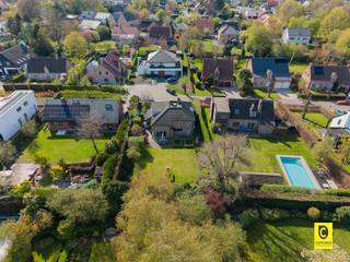 <p><span>Ruime instapklare villa in hartje Aartselaar.</span></p><p><span>Ontdek deze goed onderhouden villa op een perceel van 831 m², waar comfort en stijl perfect samenkomen. Met een bewoonbare oppervlakte van 312 m² (volgens EPC-attest) biedt deze woning met vier slaapkamers en een bureau volop ruimte om te wonen, werken en te ontspannen. </span></p><p><span>De locatie maakt de woning compleet vermits het dorp van Aartselaar op wandelafstand gelegen is en u tevens een zeer vlotte verbinding heeft  naar zowel de A 12 als naar de E 19.</span></p><p><span>Het kindvriendelijke karakter van deze wijk met gemeentelijke speeltuin en doodlopende straten biedt alvast een extra troef. Verschillende scholen bevinden zicht op een boogscheut van deze woning. </span></p><p><span>Indeling van deze lichtrijke villa:</span></p><p><span>Gelijkvloers</span><span><br />Bij binnenkomst valt meteen de ruime, lichtrijke leefruimte op. De woonkamer met open haard straalt warmte uit en gaat naadloos over in de eetkamer en de gesloten keuken. Dankzij de grote ramen geniet u van een prachtig uitzicht op de gezellige tuin en een overvloed aan natuurlijk licht. De volledig uitgeruste keuken beschikt over een microgolf en warmelucht oven,  koelkast, vaatwasmachine en dubbele spoelbak. Naast de keuken vindt u de praktische bijkeuken. Verder zijn er een berging,  dubbele garage, gasten toilet en een bureaukamer ideaal voor wie van thuis uit werkt.</span></p><p><span>Eerste verdieping</span><span><br />De eerste verdieping omvat vier slaapkamers waarvan de hoofdslaapkamer voorzien is van airconditioning. De ruime badkamer beschikt over een ligbad, dubbele lavabo en aparte douche. Deze badkamer kan opgedeeld worden in 2 afzonderlijke badkamers. </span></p><p><span>Tuin en oprit</span><span><br />De tuin nodigt u het hele jaar door uit om van het buitenleven te genieten. Bovendien biedt deze veel privacy." De oprit biedt plaats aan twee wagens.</span></p><p><span>Kelder:</span></p><p><span>De woning heeft een kelder en kruipkelder. </span></p><p><span>Locatie</span><span><br />Gelegen in een doodlopende straat , op wandelafstand van het centrum van Aartselaar. Ook de verbindingen naar de A12 en E19 zijn uitstekend.</span></p><p><span> </span></p><p><span>Renovaties in 2011</span></p><ul><li><span>Nieuw dak </span></li><li><span>Vernieuwde verwarmingsketel </span></li><li><span>De meeste ramen vernieuwd </span></li><li><span>Badkamer vernieuwd</span></li></ul><p><span>Extra voordelen</span></p><ul><li><span>Instapklare lichtrijke villa </span></li><li><span>Mooie, uitnodigende tuin met veel privacy.</span></li></ul><p><span> </span></p><ul><li><span>AAA-locatie in Aartselaar </span></li><li><span>4 slaapkamers + bureaukamer + 2 badkamers</span></li><li><span>Dubbele garage en ruime oprit </span></li><li><span>EPC: B </span></li><li><span>Betonconstructie </span></li><li><span>Bewoonbare oppervlakte van 312 m²  (volgens EPC-attest)</span></li><li><span>perceel oppervlakte van 831 m² </span></li></ul><p><span>Deze villa combineert ruimte, comfort en een toplocatie een unieke kans voor gezinnen die op zoek zijn naar een warme en lichtrijke thuisbasis in Aartselaar.</span></p><p><span> </span></p><p><span> </span></p>