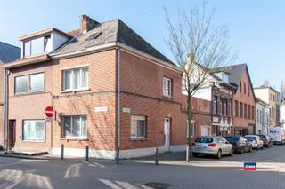 <p><span>HOBOKEN | RUIME HOEKWONING MET TWEE TOT DRIE SLAAPKAMERS, STADSTUIN EN GARAGE | ZEER GUNSTIG GELEGEN | EPC D |</span></p><p><span>Indeling als volgt: gelijkvloers: inkomhal - lichtrijke woonkamer met eetplaats en open, geïnstalleerde keuken - toilet / douchekamer - wasplaats - inpandige garage. </span></p><p><span>Eerste verdieping: traphal - ruime slaapkamer - badkamer met ligbad, toilet en lavabo - terras / stadstuin. </span></p><p><span>Tweede verdieping: afgewerkte zolder ingericht als grote slaapkamer (26m² - eventueel op te delen in 2 slaapkamers)</span></p><p><span> </span></p><p><span>Troeven: </span></p><p><span>*zeer gunstig gelegen in rustige woonwijk vlakbij park het Gravenhof</span></p><p><span>*in de nabijheid van winkels, openbaar vervoer en scholen</span></p><p><span>*elektriciteit conform het AREI tot 2039</span></p><p><span>*garage</span></p><p><span>*153m² bewoonbare oppervlakte</span></p>