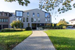 <div><div> <p>Overdekte autostaanplaats in recent gebouw.</p><p>Overdekte autostaanplaats op niveau -1 van een recent gebouw. De staanplaats is vlot bereikbaar via de gemeenschappelijke inrit en biedt een praktische en veilige oplossing voor het parkeren van uw wagen. Ideaal voor eigen gebruik of als investering.</p></div> </div>