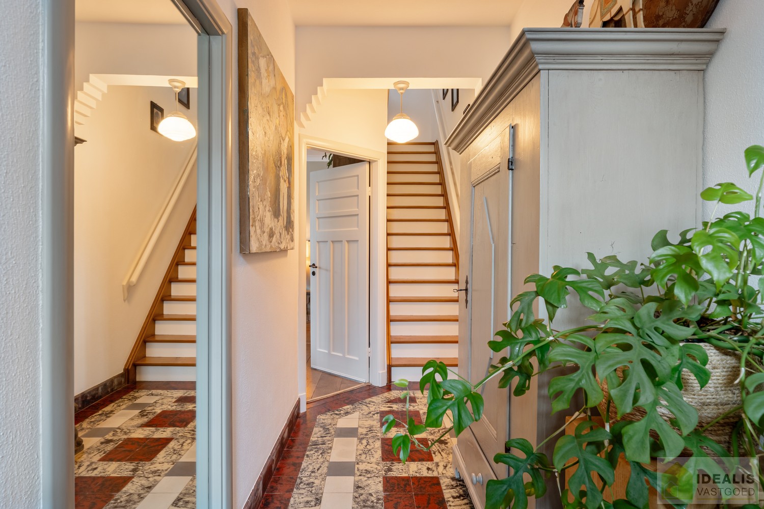 IDEALIS VASTGOED – Prachtige, stijlvolle woning met een aangename 123m² als bewoonbare oppervlakte. De woning omvat een lichtrijke ruime woonkamer voorzien van een pellet kachel en met een prachtige parketvloer dewelke overgaat in de keuken en 3 slaapkame - foto 4