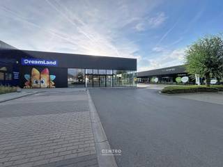 <u><strong>Benaderende OPPERVLAKTEN:</strong></u><br />Winkelruimte: ± 450m²<br />Voldoende gemeenschappelijke parkeerplaatsen. <br /><br /><u><strong>INDELING:</strong></u><br />Open winkelruimte met apart sanitair (m/v) - H: 5,4m - VH onder dragende balken 4,35m.<br /><br /><u><strong>AFWERKING:</strong></u><br />Het pand werd volledig vernieuwd (nieuwe (glas)gevels en dakbedekking) - EPOXY-vloer - solide geïsoleerde betonnen constructie - sanitair - automatische schuifdeur - 2 nooduitgangen.<br /><br /><u><strong>BESTEMMINGSMOGELIJKHEDEN:</strong></u><br />Cat 1 (voeding) en Cat 2 (persoonsuitrusting) zijn uitgesloten.<br /><br /><u><strong>NUTSVOORZIENINGEN:</strong></u><br />Elektriciteit (3x400V +N) , wateraansluiting, gasaansluiting, riolering.<br /><br /><u><strong>LIGGING:</strong></u><br />Deze unit, die deel uitmaakt van een groter complex, is gelegen op het Mammoetcenter III te Roeselare, langs de N32, ongeveer 1 km van de Ring E403 Tielt/Ardooie/Beveren.<br />De Mammoet centers zijn gelegen op de Brugsesteenweg in Roeselare, één van de belangrijkste invalswegen van het stadscentrum , gemakkelijk bereikbaar en beschikt over uitgebreide parkeermogelijkheden.<br />Uw buren in Mammoet III zijn JUNTOO, EXTERIOO, DREAMLAND en HEMA. <br /><br /><u>* Bijzonderheden</u><br />- Onmiddellijk beschikbaar.<br />- Onroerende voorheffing, gemeenschappelijke kosten parking en totem en aanvraag socio-economische vergunning ten laste van de huurder.<br />- EPC mogelijk na kadastrale splitsing.<br /><br />Onze referentie op <strong>www.centro.be</strong>: <strong>L0166</strong> of contacteer ons via <strong>info@centro.be </strong>of <strong>050/70.01.02.</strong>