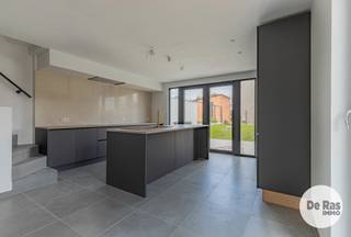 <strong>SMETLEDE - INSTAPKLARE, ZUINIGE GEZINSWONING MET 3 KAMERS</strong><br /><strong>KIJKDAG ZATERDAG 22 AUGUSTUS VAN 10u TOT 12u (OP AFSPRAAK!)</strong><br /><br />In het pittoreske centrum van Smetlede kan je deze vernieuwde woning terugvinden. Nabij Gentsesteenweg, winkels, openbaar vervoer en centrum Lede.<br /><br />De woning bestaat uit een inkomhal, aparte bureauruimte, technische ruimte, toilet en ruime woonkamer. De keuken is goed uitgerust met toestellen van Siemens zoals inductiekookplaat, frigo, diepvries, combi-microgolfoven en oven. Aansluitend een gezellig en zonnig terras met afgesloten tuintje.<br /><br />Op het verdiep heb je een balzaal van een badkamer met douche, dubbele lavabo en ligbad als ook twee ruime slaapkamers.<br />De vaste trap naar de zolderkamer zal kinderen bekoren, met dergelijke grote ruimte. <br /><br />De woning is voorzien van vloerverwarming/koeling met warmtepomp van Daikin, goede muurisolatie, conforme en vernieuwde elektriciteitsinstallatie, voldoende stopcontacten en lichtpunten,... kortom tijd voor snel een bezoekje te brengen! Bel 053/60.65.60 en boek je afspraak.