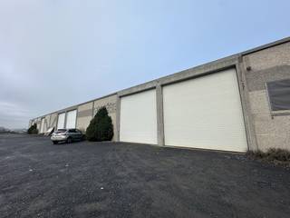 Magazijn te huur van ca. 360 m² met ruime parking in Zonnebeke. Uitermate geschikt voor opslag en kleine ambacht.Door de ligging is het magazijn...