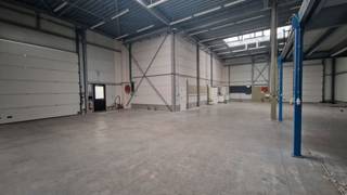 Unité PME à louer idéalement située le long de la Woluwelaan à Machelen, près du Makro. L'espace de stockage a une superficie de 350m² et est accessible via une porte sectionnelle et une porte d'accès. Le sol est en poly béton, il y a suffisamment de lumière du jour à travers du lanterneaux. Les bureaux ont une superficie de 160m² sur deux étages et comprennent une salle de réunion, toilettes, douche, salle à manger etc. Plusieurs parking prévu devant le bâtiment.