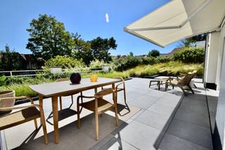 Rez-de-jardin luxueux, orienté sud-ouest dans une résidence de haute qualité à quelques pas de la plage. Situé au coeur du Zoute, caché dans la verdure et bénéficiant d'une belle vue. Composition: Séjour et salle à manger ensoleillés ouvrant sur grande terrasse plein sud et jardin privé. Cuisine ouverte, entièrement équipée. Master bedroom avec salle de bains. 2 chambres doubles avec leur propre salle de douche spacieuse. Quatrième chambre pour lit simple (actuellement un bureau). 2 débarras pratiques (buanderie). Cave spacieuse. Possibilité d'achat d'un grand parking (voiture + voiturette de golf) et 1 parking extérieur sur le terrain de la résidence. Finition: rénovation de qualité: cheminée à bois, éclairage subtil, domotique Bticino, volets électriques. Un appartement de jardin haut de gamme prêt pour déménager dans un bel endroit avec un jardin et une terrasse parfaitement orientés. Jardin par Dominique Eeman avec arrosage automatique. A découvrir.