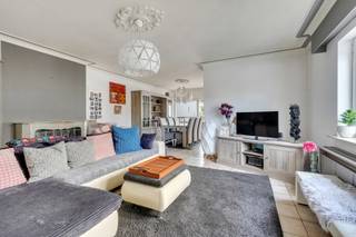 <p>Bienvenue à Sint-Lambrechts-Herk, une section paisible et verdoyante de Hasselt où il fait bon vivre. Situé au 541 Chaussée de Saint-Trond, vous profitez d’un emplacement idéal : à proximité du centre de Hasselt, avec des liaisons aisées vers Saint-Trond, l’E313 et les villages environnants. Commerces, écoles, transports en commun et loisirs se trouvent tous à proximité.</p>
<p>Cette spacieuse maison semi-mitoyenne combine vie privée et activité professionnelle de manière pratique. La façade avant comporte encore une vitrine de l’ancienne fonction commerciale – idéale pour ceux qui souhaitent exercer une activité indépendante, un cabinet ou un bureau à domicile.</p>
<p>À l’intérieur, la maison offre un agencement fonctionnel avec trois grandes chambres, dont une au rez-de-chaussée et une au deuxième étage, accessible par un escalier fixe. La propriété dispose également d’un grand garage actuellement utilisé comme buanderie et espace de rangement supplémentaire. À l’arrière, un espace extérieur couvert constitue un coin agréable pour profiter du jardin toute l’année. Le petit jardin facile à entretenir complète parfaitement l’ensemble.</p>
<p>La maison est chauffée au mazout et est soumise à l’obligation de rénovation énergétique. L’acquéreur doit atteindre au minimum le label énergétique D dans les cinq ans suivant l’achat. Nous nous ferons un plaisir de vous conseiller et de vous donner des astuces pour y parvenir.</p>
<p>Vous cherchez une maison abordable avec du potentiel ? Alors ce bien mérite assurément une visite.</p>
<p>Plus d’informations ou envie de planifier une visite ?<br />Contactez Sabine de Living Stone via<br />📧 sabine.janssens@living-stone.be<span></span> ou ☎️ 0485 47 99 71.</p>