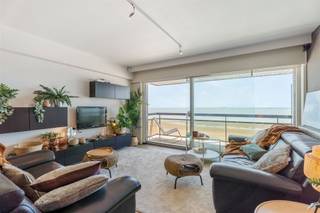 <p><span>Tijdloos ingericht 2-slaapkamerappartement met impressionant zicht op zee en dit alles op een toplocatie op de zeedijk van Blankenberge.</span></p><p><span>De leefruimte is uitgerust met een lederen salon, moderne hangkasten, eettafel en geeft uit op het terras waar het heerlijk vertoeven is in de late namiddag. </span></p><p><span>De open keuken is voorzien van alle comfort, veel bergruimte en toestellen van het merk Bosch (2 ovens, frigo, diepvries, dampkap, keramische kookplaat, combi was- en droogautomaat).</span></p><p><span>Op de zonnige achterzijde van het appartement vinden we de 2 slaapkamers waarvan 1 is ingericht als master-bedroom met voorziening van airco. </span></p><p><span>De tweede slaapkamer wordt gebruikt als logeerkamer met ingemaakte kasten (2 uitklapbare 1-persoonsbedden) en een zonnig terras. Beide slaapkamers bieden u een wijds zicht over het binnenland.</span></p><p><span>De volledig betegelde badkamer is voorzien van een inloopdouche in arduin, spiegel-tv en lavabomeubel met spiegelkast. </span></p><p><span>Er is een afzonderlijk gastentoilet. Praktische ingemaakte kasten in de hal. </span></p><p><span>Het appartement is afgewerkt met een makkelijk te onderhouden vloertegel en een kwalitatieve laminaatvloer. </span></p><p><span>Fijne troef is dat de gordijnen, verlichting, servies kunnen blijven. </span></p><p><span>Verwarming op gas met een condenserende ketel. </span></p><p><span>De ramen zijn voorzien van houten profielen met dubbele beglazing. Gunstige epc-score (label B). </span></p><p><span>Het appartement beschikt over een privatieve waterontharder, gepantserde inkomdeur, alarm en een blanco elektrische keuring. </span></p><p><span>Het gebouw beschikt dan weer over een huisvuillokaal, fietsenstalling en een tweede ingang via de Kleine Weststraat.</span></p><p><span>In de residentie zijn de achtergevel, inkomhal, parlefonie en brievenbussen recentelijk vernieuwd</span></p><p><span>De liften worden dan weer vernieuwd in het najaar van 2025. </span></p><p><span>De provisie voor al deze kosten is reeds opgevraagd en betaald door de huidige eigenaar. </span></p>