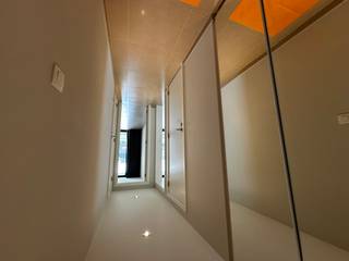 <p>Dit prachtig afgewerkte 1-slaapkamer appartement, gelegen in een recent en kwaliteitsvol gebouw, biedt u de ideale thuisbasis in het hart van Aalter.</p><p>De grote troef van dit appartement is de leefruimte. Dankzij de grote glaspartijen baadt de woning in het natuurlijk licht, wat zorgt voor een instant gevoel van rust en ruimte. Direct aansluitend vindt u het grote, zonnige terras waar u de hele dag door kunt genieten van het mooie weer.Deze buitenruimte is een zeldzaam pluspunt.</p><p>De afwerking van het appartement is hoogwaardig en eigentijds, met een open keuken die voorzien is van alle nodige comfort. De slaapkamer is ruim en rustig gelegen, en de badkamer is met zorg ingericht met een inloop docuhe. Daarnaast beschikt het appartement over een private kelderberging, wat extra opslagruimte biedt voor uw persoonlijke spullen.</p><p>De locatie is werkelijk ideaal: op een steenworp afstand van het station van Aalter. Voor pendelaars is dit de perfecte uitvalsbasis met snelle verbindingen naar Gent, Brugge en Brussel. Ook de oprit van de E40 en diverse lokale winkels, bakkers en supermarkten bevinden zich in de directe nabijheid.</p><p>Bij het appartement hoort een private garagebox ( € 50,00/maand) die verplicht bij te huren is. Zo bent u altijd verzekerd van een veilige parkeerplaats voor uw wagen en extra bergruimte voor bijvoorbeeld uw fiets.</p><p></p><p>Onmiddelijk vrij!</p><p>Algemene kosten: € 170,00/maand Provisie (inclusief water en verwarming)</p><p></p>