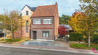 Bij ImmoFusion 7/7 “open huis” : klik op onze 3D-TOUR.In de rustige Bevrijdingsstraat in Ham (Tessenderlo) bevindt zich deze charmante halfopen...