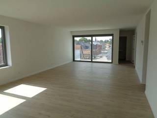 <strong>Recent duplex appartement op de 2e verdieping met autostaanplaats, ideaal gelegen in het centrum van Sterrebeek.</strong><br />Tweede verdieping: Inkomhal, WC, berging, woonkamer, terras, volledig geïnstalleerde keuken met berging, <br />Derde verdieping: Nachthal, WC, 3 slaapkamers, badkamer met ligbad en aparte douchekamer.<br />Gelijkvloers: 1 autostaanplaats.
