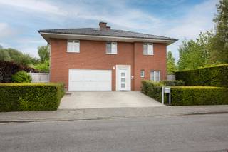 Op ’t Hoge in Kortrijk stellen we graag deze ruime villa voor met 6 slaapkamers, zwembad en verrassend veel mogelijkheden. Niet alleen de woning...