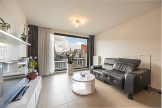 <p>Appartement op de 4de verdieping van een recent nieuwbouw project, gelegen in de <strong>trendy Theaterbuurt </strong>aan het Blauwtorenplein (Vogelenmarkt), op wandelafstand van de beste shopping-straten van Antwerpen, het Stadspark en het gezellige Mechelseplein. In de nabijheid vind je tal van gezellige horeca-zaken. Tevens is er een uitstekende verbinding met de Ring, E19 en het openbaar vervoer<br /><br /><strong>Indeling:</strong><br />inkom, toilet, woonkamer op keramische tegel, open ingerichte keuken (oven, koelkast met vriesvak, vaatwasser, keramische kookplaat met dampkap), wasplaats/berging, slaapkamer met veel lichtinval, badkamer met douche, lavabo en handdoekverwarmer.<br /><br /><strong>Bijzonderheden:</strong><em> </em></p>

<ul>
	<li>Ondergrondse autostaanplaats <strong>mogelijk</strong> aan € 35.000,-.</li>
	<li>Unieke fietslift met fietsenbergingen.</li>
	<li>Het appartement is al bijna 10j aan een trouwe huurder verhuurd.</li>
	<li>CV op gas - individueel verbruik.</li>
</ul>

<p> </p>