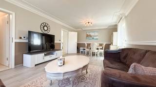 <p>Bij ImmoFusion 7/7 “open huis” : klik op onze 3D-TOUR. Ervaar vastgoed alsof je er zelf doorloopt!<br /><br /></p>
<p>Gelegen in een rustige en aangename straat in Houthalen, vindt u deze volledig gerenoveerde halfopen bebouwing. De woning werd met oog voor kwaliteit en comfort aangepakt en beschikt onder andere over driedubbele beglazing, een zonneboiler en duurzame materialen voor zowel deuren als vloeren. Dit zorgt niet alleen voor een moderne uitstraling, maar ook voor een energiezuinig en aangenaam woonklimaat.<br /><br /></p>
<p>Buiten geniet u van een gezellige en verzorgde tuin met terras, ideaal om te ontspannen of om gasten te ontvangen. De ligging is bovendien een grote troef: winkels, supermarkten, openbaar vervoer en de autostrade bevinden zich op korte afstand. Ook het levendige centrum van Houthalen, met zijn leuke eetgelegenheden en horecazaken, is gemakkelijk bereikbaar te voet of met de fiets.<br /><br /></p>
<p>Binnenin biedt de woning een praktische en doordachte indeling. De ruime leefruimte geniet van veel natuurlijke lichtinval en sluit naadloos aan op de keuken. Aansluitend is er een extra zitruimte, die eveneens toegang geeft tot het terras. Op het gelijkvloers vindt u daarnaast een apart toilet en een ruime, verzorgde garage.<br /><br /></p>
<p>Op de verdieping bevinden zich 3 volwaardige slaapkamers en een badkamer uitgerust met een ligbad en een tweede toilet.<br /><br /></p>
<p>Kortom, een instapklare woning die comfort, ruimte en een uitstekende ligging combineert.<br /><br /><span>Maatregelen opgenomen in het Maatregelenregister: nee</span></p>
<p>Voor een bezichtiging ter plaatse of meer info, bel ons op 078/78.78.70, of kom gewoon binnen op ons kantoor, steeds welkom!</p>