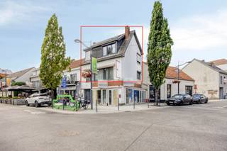 Voor verdere info of een vrijblijvende waardebepaling van uw eigendom: info@homixx.be of 016 84 96 84.<br /><br />Met veel genoegen stellen wij dit veelzijdige en uiterst gunstig gelegen pand aan u voor, bestaande uit een handelspand op het gelijkvloers (62 m²) en een verrassend ruim duplex-appartement op de bovenverdiepingen (120 m²). Deze duplex is perfect geschikt als investering, of voor een gezin op zoek naar een centrale ligging op wandelafstand van centrum Tremelo.<br /><br />Het duplex-appartement verwelkomt u via een aparte inkomhal in een lichtrijke en royale leefruimte met een modern ingerichte open keuken. De doordachte indeling omvat maar liefst drie volwaardige slaapkamers, een verzorgde badkamer, een handige berging en een extra zolderruimte voor al uw opbergbehoeften.<br /><br />Een van de absolute troeven van dit pand is de ruime parkeergelegenheid in de directe omgeving, wat een enorm comfort biedt. <br />Met een gunstige energetische prestatie (EPC C) geniet u bovendien van een energiezuinige en toekomstgerichte investering op een absolute toplocatie.