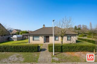 Degelijke open woning met dubbele inpandige garage en gezellige tuin op een toplocatie nabij het centrum van Lochristi. De woning is te renoveren en bevat op het gelijkvloers een inkomhal met gastentoilet, een ruime en lichtrijke leefruimte, een basis geïnstalleerde keuken en aansluitend een berging. Zowel de leefruimte als de keuken geven uit op een groot terras en de tuin. Verder op het gelijkvloers is er een nachthal, twee slaapkamers en een badkamer met ligbad, lavabo en een toilet. De woning beschikt over alle comfort en wordt verwarmd via accumulatie. Het buitenschrijnwerk bestaat uit hout met dubbel glas. Er is eveneens een ruime bergzolder. De totale oppervlakte van het perceel is 571m². <strong>De woning is beschikbaar bij akte!</strong><br />Wil u deze degelijke te renoveren bungalow op een toplocatie in Lochristi bezoeken? Stuur dan als de bliksem een mail naar gunther@loimmo.be en wij nemen contact met u op!