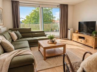 <span><strong>Prachtig duplex appartement met autostaanplaats gelegen nabij het centrum van Arendonk.<br /><br />Een bezoek aanvragen kan eenvoudig via onze website: www.immodrie.be. Zoek het pand terug onder 'Te Huur' en selecteer vervolgens op de pagina de optie 'Bezoek inplannen'. Omwille van de grote reeks aanvragen, worden verzoeken via Immoscoop of andere portaalsites niet verwerkt.<br /></strong></span>
<p><span>Op de eerste verdieping komen we binnen in de ruime en aangename leefruimte, met een gezellige zithoek en een eetkamer. Vanuit de zithoek is er tevens toegang tot het zeer ruim, westgericht terras. Aansluitend bevindt zich de open keuken, die voorzien is van alle comfort, waaronder een elektrisch vuur, koelkast met vriesvak, afwasmachine en voldoende kastruimte.</span></p>
<p><span>Naast de keuken is er een ruime berging aanwezig, met aansluitingen voor zowel een wasmachine als een droogkast. Op deze verdieping vinden we ook een apart toilet.</span></p>
<p><span>Via de trap gaan we naar de tweede verdieping. Hier bevinden zich twee ruime slaapkamers en de badkamer. De badkamer is uitgerust met een badkamermeubel met enkele lavabo en een ligbad met douchearmatuur. Ook op deze verdieping is er een apart toilet aanwezig.</span></p>
<p><span>Bij het appartement hoort achteraan het gebouw een eigen autostaanplaats. Vooraan is er daarnaast publieke parkeergelegenheid.</span></p>
<p><span>Tot slot is het appartement volledig opgeschilderd en zijn alle ruimtes voorzien van verlichtingsarmaturen, waardoor het geheel meteen instapklaar is.</span></p>