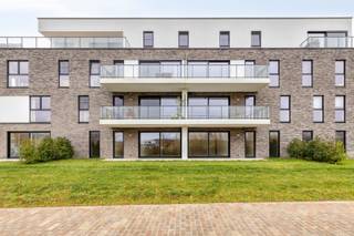 Dit instapklaar appartement met 2 slaapkamers, terras en tuin is gelegen in de Stadstuin in de residentie Cronus. Het appartement is volledig afgewerkt, geschilderd, met armaturen,... Extra pluspunt: zonnepanelen inbegrepen. De indeling van het appartement is als volgt: inkomhal met vestiaire, bergruimte, toegang tot de open eet- en leefruimte met daar de volledig ingerichte open keuken (vaatwas, spoelbak, kookplaat, dampkap, oven, frigo en kastruimte). Aan de leefruimte geeft de deur naar de nachthal toegang tot de 2 slaapkamers, de badkamer met inloopdouche en lavabo, en een apart toilet met lavabo. Het appartement heeft via een ruim schuifraam teogang tot het terras en de privatieve tuin. Het appartement is te bezoeken na afspraak met Margaux via margaux@vestadevelopment.be of telefonisch op het nummer 0468 144 407. Op basis van jouw wensen stellen we graag ook alternatieven voor, die zich bijvoorbeeld bevinden op een hoger gelegen verdieping.