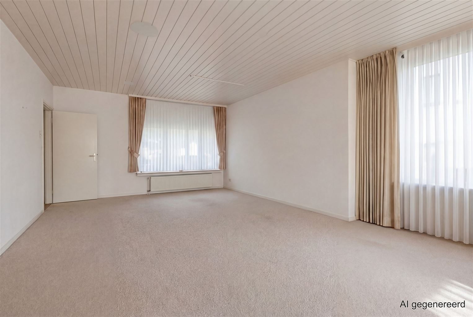 Ruime halfopen stadswoning met 3 slaapkamers, gezellige binnenkoer en achterliggende loods in het centrum van Maaseik. - foto 4