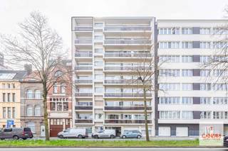 Dit lichtrijk en ruim appartement is gelegen op de 8ste en bovenste verdieping van residentie “Flora” en geniet van een wijds zicht over de stad...