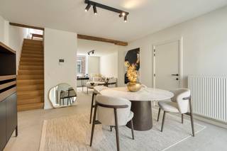 Dit volledig gerenoveerde en modern afgewerkte huis is een absolute buitenkans voor wie op zoek is naar een instapklare woning in de historische...