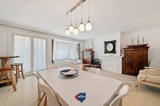 Op zoek naar een ruim appartement met een uitstekende ligging in het hart van Oostende? Dit aangename appartement op de tweede verdieping van Residentie Comte de Flandre combineert een royale woonruimte met een centrale ligging en een mooi lateraal zeezicht. Het appartement beschikt over een ruime en lichtrijke leefruimte, twee volwaardige slaapkamers en een extra slaaphoek, waardoor het bijzonder geschikt is als vaste woonst, tweede verblijf aan zee of investering. Een extra troef zijn de twee terrassen, zowel aan de voor- als achterzijde van het appartement. Aan de voorzijde geniet u bovendien van een lateraal zicht op zee en de typische sfeer van de kust. Dankzij de ligging in het centrum bevinden winkels, restaurants, openbaar vervoer, het strand en de zeedijk zich allemaal op wandelafstand. Daarnaast beschikt het appartement over een privatieve kelder, ideaal als extra bergruimte. Een ruim appartement met veel mogelijkheden én zeezicht op een gegeerde locatie in Oostende. Interesse? Contacteer ons voor meer informatie of een bezoek ter plaatse.