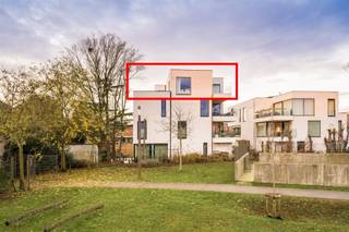 Détendez-vous dans ce penthouse !Vous entrez dans le penthouse par l'ascenseur de la maison avec un code personnel. Le hall d'entrée avec les...