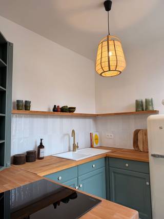 Instapklaar en lichtrijk hoekappartement met 2 slaapkamers in het groene Schoten.<br /><br />Op de eerste verdieping van een kleinschalig gebouw bevindt zich dit charmante en instapklare hoekappartement met een bewoonbare oppervlakte van ca. 64 m².<br /><br />Dankzij de hoekligging geniet het appartement van een uitzonderlijke lichtinval, wat zorgt voor een aangename en open leefruimte. De warme renovatie en verzorgde afwerking maken dit een ideale woonst voor wie zonder zorgen wil verhuizen.<br /><br />De leefruimte sluit aan op een charmante open keuken, uitgerust met een nieuw inductievuur en een recente koelkast met diepvries. Verder beschikt het appartement over twee slaapkamers en een volledig vernieuwde badkamer met ligbad, toilet, ruim badkamermeubel en aansluiting voor wasmachine.<br /><br />Het wooncomfort wordt extra versterkt door de aanwezigheid van airconditioning. Bovendien werd de elektriciteit volledig vernieuwd en is deze conform, en zorgt de gunstige EPC-score voor een energiezuinige en toekomstgerichte investering.<br /><br />De kleinschaligheid van het gebouw garandeert een rustige woonomgeving zonder vaste kosten, wat dit appartement bijzonder interessant maakt zowel voor eigen bewoning als investering.<br /><br />Gelegen in het groene Schoten combineert dit appartement een rustige ligging met een centrale bereikbaarheid. Openbaar vervoer bevindt zich vlakbij, met vlotte verbindingen in alle richtingen.<br /><br />Kortom: een lichtrijk, instapklaar appartement op een topligging, ideaal voor starters of investeerders.