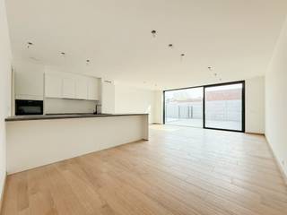 Vandaag nemen we je mee naar een nieuwbouwappartement in het rustige Sint-Amands, nabij scholen, winkels en openbaar vervoer. Op wandelafstand...