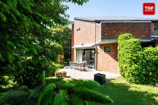 Deze woning is gelegen in een rustige straat met veel groen, met haar verrassende indeling, grote raampartijen, prachtige lichtinval en doordachte architectuur biedt deze woning een unieke woonbeleving.<br />De woning beschikt over een bewoonbare oppervlakte van 168 m² en is gelegen op een mooi perceel van 659 m². Bij het betreden van de woning wordt u meteen verrast door het open en luchtige gevoel dat de verschillende niveaus creëren. De recent vernieuwde keuken vormt het centrale punt van de woning en sluit aan op de lichtrijke veranda. Dankzij de grote glaspartijen geniet u hier het hele jaar door van een prachtig zicht op de tuin en het omliggende groen.<br />De sfeervolle leefruimte bevindt zich op split-level niveau en vormt zonder twijfel één van de absolute blikvangers van de woning. De authentieke open haard zorgt voor een warme en gezellige sfeer met een uitgesproken architecturaal karakter.<br />Op het gelijkvloers bevindt zich daarnaast een extra polyvalente ruimte die perfect kan worden ingericht als bureau, speelkamer of hobbyruimte. Ideaal voor gezinnen of voor wie regelmatig van thuis uit werkt.<br />De verdieping omvat 3 slaapkamers. De master bedroom beschikt over een eigen badkamer. <br />Buiten geniet u van een prachtig aangelegde tuin met verschillende zonnige terrassen en een uitstekende privacy. <br /><br />Centrale verwarming op mazout (epc wordt aangepast).<br /><br />Naastgelegen stuk grond optioneel bij aan te kopen voor 175.000€<br /><br />Beschikbaar bij akte. <br /><br />Contacteer Top Vastgoed voor een bezoek op 0475 7007 00.