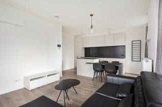 Dit volledig instapklaar appartement is prima gelegen in de hippe Cadix-buurt te Antwerpen. U komt het appartement op de 8e verdieping binnen via een centrale inkomhal, dewelke het leef- en slaapgedeelte met elkaar verbindt. De gezellige woonkamer kan dankzij kamerhoge ramen genieten van een aangename lichtinval. Het schuifraam geeft tevens toegang tot een knus terrasje. Verder heeft de flat een volledig ingerichte, open keuken, een aparte berging met CV en met aansluiting voor wasmachine, een ruime slaapkamer, een badkamer met douchecabine en wastafel met meubel en spiegelkast en een apart toilet. In de kelderverdieping is nog een autostaanplaats die optioneel kan worden gehuurd aan €120/maand. De gemeenschappelijke kosten bedragen €120/maand. Er is een lift aanwezig in het gebouw. Onmiddellijk beschikbaar.