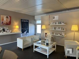 <p><span>Te koop: Charmant handelshuis met appartement Schoonaerde 17, Diest</span></p><p><span>Ideaal als investeringspand (momenteel 2x verhuurd: 1x als handelspand + 1x als appartement). Inclusief privéparking!</span></p><p><span> </span></p><p><span>Welkom op Schoonaerde, de verbindingsbaan tussen Schaffen en Diest-station, waar dit karaktervolle handelshuis een unieke investeringskans biedt!</span></p><p><span>Op een uitstekende zichtlocatie combineert dit instapklare pand een sfeervol handelspand (momenteel schoonheidsinstituut) met een afzonderlijk toegankelijk appartement op de verdieping.</span></p><p><span> </span></p><p><span>Troeven van het pand:</span></p><p><span>+ Charmante gevel met karakter</span></p><p><span>+ Grote raampartijen (etalages) zorgen voor maximale zichtbaarheid en lichtinval</span></p><p><span>+ Verzorgde handelsruimte</span></p><p><span>+ Appartement met afzonderlijke toegang</span></p><p><span>+ Parking achter het gebouw</span></p><p><span> </span></p><p><span>Het gelijkvloers is ingericht als eigentijds schoonheidsinstituut en beschikt over een sfeervolle ontvangstruimte, wachtkamer en verzorgingsruimte. Het is modern, licht en uitnodigend. Instapklaar voor rustig werken, ideaal voor vrije beroepen, wellness, praktijk of kantoor.</span></p><p><span>Veelzijdig gebruik &amp; dubbele huuropbrengst dankzij het bovenliggende appartement met aparte toegang.</span></p><p><span>Dit appartement heeft een afzonderlijke inkom, wat zorgt voor privacy voor bewoner en handel. Perfect om wonen en werken te combineren, of om apart te verhuren en zo te genieten van dubbele huurinkomsten.</span></p><p><span>Achteraan het gebouw bevinden zich 3 discrete autostaanplaatsen, bereikbaar via de inrit die ook voor de buur toegankelijk is (servitude). De parking is sowieso een grote meerwaarde voor klanten, personeel én bewoners!</span></p><p><span> </span></p><p><span>Vlot bereikbaar zowel met de auto als met het openbaar vervoer. Op fietsafstand van het centrum, winkels, scholen en station.</span></p><p><span> </span></p><p><span>Belangrijk om weten: </span></p><p><span>+ de volledige eigendom is vergund als "handelshuis" (dus slechts 1 officieel adres en huisnummer)</span></p><p><span>+ er is momenteel geen eigen wateraansluiting (de eigendom is aangesloten op de waterleiding van de aanpalende buur, de eigenaar zal tijdens de rioleringswerken in de straat een eigen wateraansluiting laten voorzien in deze eigendom)</span></p><p><span>+ zowel het gelijkvloers als het verdiep worden verwarmd op aardgas. Het gelijkvloers dmv gaskachels, het verdiep dmv een gasketel. Elke verdieping heeft een eigen gasmeter. Deze staan voor beide entiteiten op het gelijkvloers.</span></p><p><span>+ elke entiteit heeft een eigen zekeringskast en elektriciteitsmeter </span></p><p><span>+ als nieuwe eigenaar neemt u de 2 huurcontracten mee over (handelshuur en woninghuur, beide zijn correcte huurders en betalers)</span></p><p><span> </span></p><p><span>Extra troeven</span></p><p><span>+ Lage onderhoudskost door beperkte buitenruimte</span></p><p><span>+ Mooi rendementspotentieel</span></p><p><span>+ Uitzonderlijke ligging en uitstraling</span></p><p><span>+ Ideaal voor eigen gebruik of verhuur</span></p><p><span>+ Uw kans langs de drukke verbindingsweg Diest-Schaffen-Paal!</span></p><p><span> </span></p><p><span>Op zoek naar een handelspand met uitstraling, parking én aparte woonst? Dan is Schoonaerde 17 precies wat u zoekt! Ideaal voor ondernemers, vrije beroepen of investeerders die naar flexibiliteit, rendement en zichtbaarheid streven.</span></p><p><span>Bijkomende info op aanvraag.</span></p><p><span>Voor een bezoek of meer informatie:</span></p><p><span> +32 13 31 25 22</span></p><p><span> info@immodiest.be</span></p><p><span> </span></p><p><span>Virtuele tour op de website: www.immodiest.be</span></p>