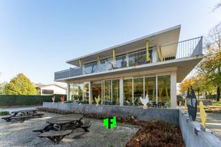 Langs de Woumenweg in Diksmuide bevindt zich deze unieke handels-/opbrengsteigendom. Door zijn uitstekende locatie geniet deze eigendom van een enorme visibiliteit en veel passage. Vlakbij bevinden zich talrijke bedrijven in het nabije industrieterrein en Campus Cardijn van de scholengroep Tsaam. <br /><br />De handelsruimte op het gelijkvloers is momenteel ingericht als frituur/eethuis met professionele keuken. Binnen zijn er 75 zitplaatsen, op het terras nog eens 70. <br /><br />De handelsruimte wordt vervolledigd door extra bergruimte, koelcel, diepvriescel, toilet en een overdekte opslagplaats buiten. De huidige zaak is reeds meer dan 20 jaar toonaangevend in zowel Diksmuide als de wijde regio Diksmuide - Ieper. <br /><br />Op de eerste verdieping bevinden zich 2 verhuurde appartementen. Deze zijn als volgt ingedeeld: Via de inkomhal komt men in de lichtrijke leefruimte met open keuken voorzien van koelkast, gasfornuis, oven en vaatwasmachine. Vervolgens zijn er twee volwaardige slaapkamers, een berging en de badkamer die uitgerust is met inloopdouche en lavabo. Beide appartementen zijn voorzien van een ruim en zonnig terras. <br /><br />Bouwtechnisch is dit gebouw voorzien van HR-beglazing met aluminium raamwerk, 2 regenwaterputten (2x 15 000L), centrale verwarming op aardgas, L-L warmtepomp en een zonneboiler. <br /><br />Interesse in een unieke investering of kriebelt het om een eigen zaak te hebben? Aarzel niet en leg vrijblijvend uw afspraak vast!<br /><br />