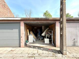 Bent u op zoek naar extra opslagruimte, een veilige plaats voor uw wagen of een investering met potentieel? Dan is deze garage in een rustige wijk...
