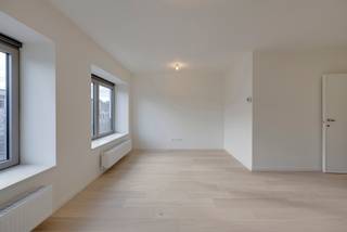 <p></p><p><br /><strong>Ontmoet deze drie knap gerenoveerde appartementen die precies weten wat ze zijn. Elk appartement beschikt over één volwaardige slaapkamer, aangevuld met een extra bureau- of dressingruimte: ideaal voor thuiswerk of gewoon extra opbergruimte. De leefruimtes gaan breed, wat zorgt voor een aangenaam gevoel van ruimte en licht. Het gelijkvloers krijgt daarbovenop een fijne privétuin van 25 m².</strong></p><p></p><p><strong>Keukens met karakter</strong></p><p><br />De keukens zijn volledig uitgerust en durven af te wijken van het standaardverhaal. Combi-microgolfoven, koelkast, inductiekookplaat en dampkap zijn allemaal aanwezig, afgewerkt in eigentijdse kleuren wat zorgt voor een speelse toets. Functioneel in gebruik, strak en fris in uitstraling. De badkamers sluiten mooi aan: Granito-tegelvloer, leuk betegelde douche én praktisch ingericht.</p><p></p><p><strong>Gerenoveerd zoals het hoort</strong></p><p><br />Dit is geen snelle opfrissing, maar een grondige renovatie waarbij alles werd meegenomen. Isolatie, technieken en afwerking werden zorgvuldig aangepakt met oog voor wooncomfort en energiezuinigheid. Elk appartement beschikt over aparte nutsvoorzieningen en een eigen kelderberging: duidelijk, efficiënt en verhuurvriendelijk.</p><p></p><p><strong>Het dagelijks gemak</strong></p><p></p><p>Aan het praktische werd even hard gedacht als aan het esthetische. Fietsen krijgen hun vaste plek in de overdekte garage en aparte kelderbergingen zorgen voor extra stockageruimte. Deze appartementen zijn gemaakt voor mensen die compact willen wonen zonder in te boeten op kwaliteit én regio. Dit is voor investeerders die houden van doordachte eenvoud met karakter. En oh ja, overdekte autostaanplaatsen achter het gebouw kunnen aangekocht worden. Interesse? Mail <u>info@ugly.be</u>!</p><ul><li><p>EPC bus 001: 133 kWh/m²</p></li><li><p>EPC bus 101: 62 kWh/m²</p></li><li><p>EPC bus 201: 102 kWh/m²</p></li></ul>