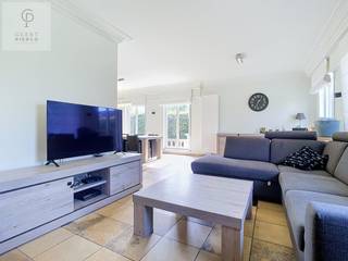 <p>In de Rumsdorpstraat te Landen bevindt zich deze charmante bungalow, een ideale plek voor wie op zoek is naar een comfortabele woning. Op een genereus perceel van 913 m² biedt deze open bebouwing een uitnodigende sfeer en veel mogelijkheden om het naar wens in te richten. Met een praktische indeling is deze woning perfect geschikt voor zowel gezinnen als koppels die op zoek zijn naar een frisse start in een aangename omgeving.<br /> </p>
<p>Bij binnenkomst word je verwelkomd in een ruime en lichte woonkamer, die samen met de aangrenzende eetkamer een gezellige plek biedt voor ontspanning. De ingerichte keuken is functioneel en voldoet aan al je kookbehoeften. Daarnaast zijn er drie slaapkamers beschikbaar, waardoor de woning ruimte biedt voor persoonlijk comfort of een thuiskantoor. De badkamer, vergezeld van een apart toilet, maakt het geheel compleet.<br /><br />De kelder met inpandige garage voegt extra ruimte toe en zorgt ervoor dat je al je spullen netjes kunt opbergen.<br /> </p>
<p>Geniet van de rust en de ruimte die deze bungalow te bieden heeft, terwijl je toch dicht bij de dagelijkse voorzieningen en de gezelligheid van het centrum van Landen bent.<br /><br />Kom deze woning zelf ervaren en ontdek het potentieel dat het jou te bieden heeft. Aarzel niet en plan een bezichtiging om deze bijzondere plek te ontdekken.</p>