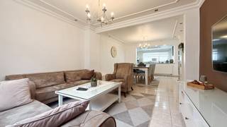 <p><span>ik </span>Bij ImmoFusion 7/7 “open huis” : klik op onze 3D-TOUR.<br />Ervaar vastgoed alsof je er zelf doorloopt!</p>
<p>Ontdek deze aangename gezinswoning, gelegen in het hartje van Heusden-centrum. Dankzij de centrale ligging bevinden winkels, scholen en het openbaar vervoer zich op wandelafstand. De woning beschikt over een praktische indeling met maar liefst vier volwaardige slaapkamers, waarvan één momenteel ingericht is als dressing. Een ideale woning voor wie ruimte, comfort en een uitstekende ligging wil combineren.</p>
<p>Via de inkomhal kom je rechtstreeks in de verschillende leefruimtes en heb je toegang tot de bovenverdieping via de trap. Links bevindt zich de ruime en lichtrijke woonkamer, waar voldoende plaats is voor een gezellige zithoek en een comfortabele eettafel. Aansluitend bevindt zich de open keuken, die zorgt voor een aangename verbinding tussen koken, eten en ontspannen. Vanuit de leefruimte is er eveneens toegang tot de kelder en bevindt zich hier het eerste toilet. Aansluitend op de keuken is bovendien een praktische bijkeuken/wasruimte voorzien.</p>
<p>Op de eerste verdieping bevinden zich drie volwaardige slaapkamers, waarvan één momenteel als dressing wordt gebruikt. Daarnaast vind je hier ook de badkamer. De tweede verdieping vormt een mooie extra troef en biedt nog een ruime, lichtrijke vierde slaapkamer. Hierdoor zijn er verschillende mogelijkheden voor gezinnen, hobbyruimte of logeerkamer.</p>
<p>De woning beschikt daarnaast over praktische extra ruimtes en een indeling die heel wat mogelijkheden biedt. De combinatie van de vier slaapkamers, de open leefruimte, de aparte wasruimte en de bijkomende verdieping maakt dit een woning die moeiteloos kan meegroeien met de noden van haar bewoners.</p>
<p>Ook de ligging vormt een belangrijke troef. Je woont hier pal in het centrum van Heusden, met winkels, scholen en openbaar vervoer vlakbij. Dagelijkse voorzieningen zijn daardoor eenvoudig bereikbaar, terwijl de woning dankzij haar centrale ligging ook een vlotte verbinding biedt naar omliggende gemeenten. Een interessante keuze voor gezinnen en wie graag alles binnen handbereik heeft.</p>
<p>Pluspunten:<br />- 4 volwaardige slaapkamers<br />- 1 slaapkamer momenteel ingericht als dressing<br />- Ruime en lichtrijke woonkamer<br />- Open keuken<br />- Praktische bijkeuken/wasruimte<br />- Extra lichtrijke slaapkamer op de tweede verdieping<br />- Kelder<br />- Extra toilet op de gelijkvloers<br />- Gelegen in het hartje van Heusden-centrum<br />- Winkels, scholen en openbaar vervoer vlakbij<br />- Laadpaal voor elektrische wagen aanwezig<br /><br />Maatregelen opgenomen in het Maatregelenregister: nee</p>
<p>Voor een bezichtiging ter plaatse of meer info, bel ons op 078/78.78.70, of kom gewoon binnen op ons kantoor, steeds welkom!</p>