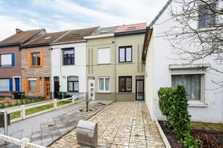 <p>Deze tot in de puntjes gerenoveerde woning is gelegen in een rustige straat. Een van de troeven is de achteringang met garage voor een auto en of fiets(en). Op wandelafstand zijn er verschillende supermarkten, enkele scholen en verbinding met het openbaar vervoer (tram, bus).</p>
<p>Afgelopen jaar werd deze woning professioneel en met smaak gerenoveerd. Dit resulteert in een energiezuinige en instapklare woning.</p>
<p>De indeling is als volgt:</p>
<p>Inkomhal met doorgang naar boven en naar het gelijkvloers dat naar eigen smaak kan worden ingericht. De keuken achteraan kijkt uit op de diepe tuin met achteringang, hier heb je alle ruimte voor tuinieren en gezellig buiten zitten. Achteraan de tuin is er de garage en een parkeerplaats.</p>
<p>Op de eerste verdieping is er 1 slaapkamer, een bureau. en een badkamer met inloopdouche, 2 wastafels en een toilet. Op de 2<sup>de</sup> verdieping zijn er nog 2 slaapkamers.</p>
<p>Beschikbaar bij akte. <br /><br />Contacteer Top Vastgoed voor een bezoek op 0475 700 700.</p>