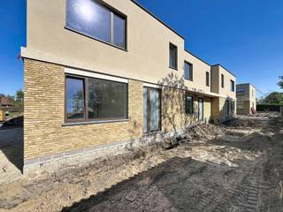 <strong>Kies voor modern, energiezuinig en zorgeloos wonen nabij centrum Wetteren.<br /><br />LIGGING<br /></strong><br />In een rustige doodlopende straat, nabij de Markt en het gezellige centrum van Wetteren, verrijst een exclusief nieuwbouwproject met slechts 6 woningen in een hedendaags moderne architectuur.<br /><br />Goede verbindingen met de E40 en Brusselsesteenweg brengen u snel naar Gent of Brussel. Daarnaast bevinden winkels, scholen, openbaar vervoer, wandel- en fietsroutes zich allemaal op een steenworp. <br /><br /><strong>(MOBISCORE: 8,3/10)<br /><br /></strong><strong>INDELING<br /><br /></strong>De woning biedt een uitstekende energieprestatie dankzij vloerverwarming via warmtepomp, zonnepanelen en een ventilatiesysteem D.<br /><br />U komt binnen via de inkomhal met vestiaire, een berging, een gastentoilet en toegang tot de leefruimte. Geniet van een lichtrijke leefruimte met open keuken voorzien van kookeiland en ontbijtcorner. <br />Het ruime terras en de tuin vormen het verlengstuk van uw woonkamer, wat de uitzonderlijke woonbeleving bevordert. <br />Hier kan u met vrienden of familie genieten van onvergetelijke momenten die er écht toe doen!<br /><br />Op het verdiep vindt u 3 slaapkamers, een apart toilet, een extra berging en een badkamer.<br />Deze is voorzien van ligbad, douche en een dubbele wastafel.<br /><br /><strong>EXTRA TROEF<br /><br /></strong>Deze gesloten bebouwing beschikt over 2 autostaanplaatsen die inbegrepen zijn in de prijs!<br /><br /><strong>Hier leeft u in alle rust, omgeven door groen en toch dicht bij alles wat telt.<br /><br /></strong>Contacteer Kevin: <strong>0476 66 55 50<br /></strong><br />(Oppervlakten geraamd, sommige foto’s zijn van een referentieproject of zijn renders)