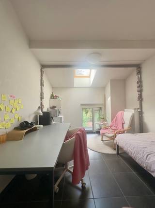 <p><span>Op zoek naar een fijne studentenstudio in Brugge? Deze moderne studio in studentenresidentie Studio 37 combineert comfort met een uitstekende ligging. Je woont op fietsafstand van VIVES Hogeschool en vlak bij HOWEST, KU Leuven Campus Brugge, het station en verschillende winkels en handelszaken. Alles wat je nodig hebt, ligt dus binnen handbereik!</span></p>
<p><span>De studio bevindt zich op de tweede verdieping en beschikt over een eigen badkamer met douche, wastafel en toilet. Daarnaast kan je gebruikmaken van de gemeenschappelijke keuken, ideaal om samen met andere studenten te koken of even bij te praten.</span></p>
<p><span>Ook praktisch zit je hier goed: de residentie beschikt over een fietsenberging en overdekte parkeerplaatsen.</span></p>
<p><span>De studio wordt gemeubeld verkocht. </span></p>
<p><span>Er bestaat bovendien de mogelijkheid om een overdekte parkeerplaats afzonderlijk aan te kopen.</span></p>
<p><span>Benieuwd naar jouw toekomstige studentenkamer in Brugge?</span><span><br /></span><span>Contacteer Beau voor meer informatie of een bezoek via beau@waeyler.be of 0470 54 16 27.</span></p>