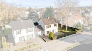 Ligging &amp; indelingIn de geliefde Alphonse Duysburghlaan, een bijzonder rustige en groene woonwijk in Zelzate, bevindt zich deze karaktervolle...