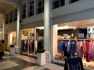 Zeer commercieel gelegen winkel in het commercieel centrum van Oostende, goed straatimpact met ruime étalages, hoekpand James Ensorgaanderij, 70...