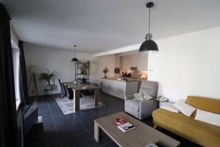 <strong>INDELING</strong> <br />Inkomhal, toiletruimte, woonkamer met open keuken voorzien van de volgende toestellen nl. koelkast met diepvriesvakje, combi-oven, keramische kookplaat en afzuigkap, berging-wasplaats met uitgietbak, aardgasbrander van de C.V. en van de warmwaterbereiding, plaats voor wasmachine en droogkast, ventilatiesysteem en omvormer van de zonnepanelen, badkamer voorzien van badkamermeubel met dubbele lavabo, ligbad en inloopdouche en 2 slaapkamers. <br /><br /><strong>BUITEN </strong> <br />Terras voor-en achteraan. Autostaanplaats S19. <br /><br />Gemeenschappelijke kosten: € 50,00/maand (= o.a. elektr.- en waterverbruik gem. delen, onderhoud en verzekering lift + onderhoud brandblusapparaten en syndicus).