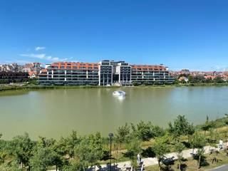 Rustig gelegen volledig gerenoveerd appartement met een prachtig zicht over het Zegemeer. Inkom: Inkom met gastentoilet en vestiaire. Ruime...