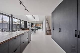 Prachtig en verder af te werken halfopen bebouwing van 320 m², met drie slaapkamers en 2 badkamers op een uiterst rustige locatie te Brecht!...