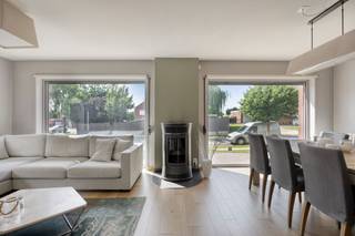 Instapklare halfopen bebouwing met prachtige zuidoostgerichte tuin<br /><br />Op zoek naar een instapklare en uitstekend onderhouden woning met een aangename buitenruimte? Dan is deze verzorgde halfopen bebouwing, gelegen aan de Democratielaan 6 in Landen, zeker een bezoek waard.<br /><br />De woning is gelegen op een mooi perceel van 4a 39ca en valt meteen op door haar verzorgde staat en aangename lichtinval. Via de lichtrijke inkomhal betreedt u de woning en komt u in de ruime woonkamer. Hier zorgt de palletkachel niet alleen voor extra warmte, maar ook voor een gezellige sfeer.<br /><br />Aansluitend bevindt zich de ruime en volledig geïnstalleerde keuken. Dankzij de aangrenzende veranda geniet deze leefruimte van bijzonder veel natuurlijke lichtinval en ontstaat er een aangenaam gevoel van ruimte. Vanuit de veranda heeft u rechtstreeks zicht en toegang tot de prachtig aangelegde tuin.<br /><br />De tuin is zuidoost georiënteerd en beschikt over een ruim en gezellig terras waar het heerlijk vertoeven is. Dankzij de twee tuinhuizen is er bovendien voldoende bergruimte voor tuinmateriaal, fietsen en andere benodigdheden.<br /><br />Op de eerste verdieping bevinden zich drie slaapkamers. Momenteel wordt één kamer gebruikt als bureau en een tweede als dressing, waardoor de woning flexibel kan worden ingericht volgens uw eigen behoeften. Op deze verdieping is eveneens een opbergruimte voorzien met droogkast. <br /><br />Een bijkomende troef is de ruime garage, die plaats biedt aan één wagen en rechtstreeks naast de woning gelegen is. Hierdoor beschikt u over zowel een praktische parkeeroplossing als extra bergruimte.<br /><br />Deze woning combineert een uitstekende staat van onderhoud, veel lichtinval, een aangename leefruimte en een prachtig aangelegde tuin. Een ideale woning voor wie zonder grote renovatiewerken wil verhuizen en meteen wil genieten van een comfortabele thuis.<br /><br /><strong>Troeven:</strong>
<ul>
	<li>Instapklare en zeer goed onderhouden halfopen bebouwing</li>
	<li>Perceel van 4a 39ca</li>
	<li>Lichtrijke leefruimtes</li>
	<li>Gezellige woonkamer met palletkachel</li>
	<li>Ruime, volledig geïnstalleerde keuken</li>
	<li>Veranda met zicht op de tuin</li>
	<li>Prachtig aangelegde, zuidoostgerichte tuin</li>
	<li>Ruim terras</li>
	<li>Twee tuinhuizen met voldoende bergruimte</li>
	<li>3 slaapkamers, waarvan momenteel één als bureau en één als dressing ingericht</li>
	<li>Wasmachineaansluiting op de eerste verdieping</li>
	<li>Ruime garage voor één wagen</li>
</ul>
<br /> 