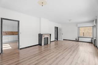 <p>ALTRO VASTGOED VERKOOPT: Bezoek op afspraak</p><p>Op een strategische toplocatie tussen Nazareth en Eke staat deze alleenstaande woning in bungalowstijl te koop. Een absoluut unicum in de gegeerde regio Nazareth-De Pinte, waar dit type eigendommen zelden op de markt komt. De ligging is ideaal: u woont dicht bij winkels en geniet van een uitstekende verbinding met de belangrijkste invalswegen.</p><p>Het pand ligt op een mooi, ruim perceel met een voortuin, een grote oprit en een aangename achtertuin. Binnenin verrast de woning door haar ruimte en lichtinval. Het gelijkvloers beschikt over een grote inkomhal, een lichtrijke leefruimte, een ingerichte keuken, een wasruimte, een compacte badkamer en een aangrenzende garage. Daarnaast is er beneden een extra kamer, perfect als slaapkamer of bureau. De verdieping telt een grote overloop en drie ruime slaapkamers.</p><p>Dit is een gezinswoning met enorm veel potentieel, al is er wel nog werk aan de winkel. Het pand bevindt zich in een op te frissen staat en vraagt de nodige aanpakkosten om het te moderniseren naar de huidige normen. Een commercieel pluspunt: de woning valt niet onder de verplichte renovatieverplichting van de overheid.</p><p>Bent u op zoek naar een vrijstaande woning op een centrale ligging die u nog volledig naar uw eigen hand kunt zetten? Grijp dan uw kans in deze gezochte regio.</p><p>Contacteer uw vastgoedmakelaar Leen op 0478/69.84.34 of mail naar Leen@altro-vastgoed.be.</p>